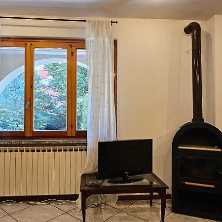 Appartamento Con Ingresso Autonomo, Giardino Privato E Portico Introbio Экстерьер фото