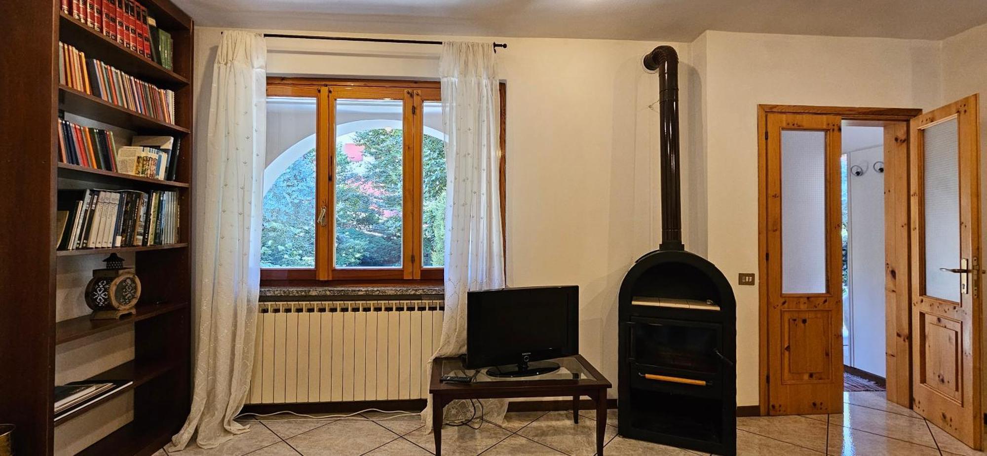 Appartamento Con Ingresso Autonomo, Giardino Privato E Portico Introbio Экстерьер фото
